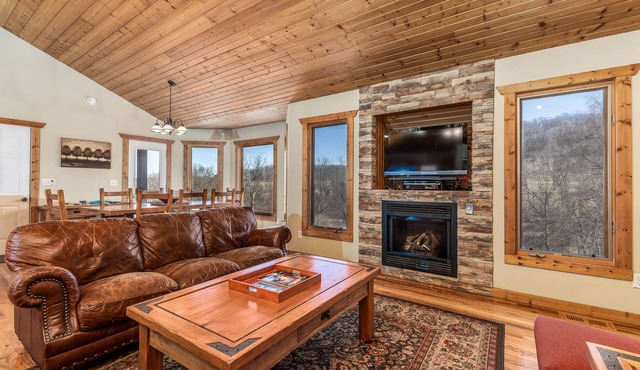 Close 2 Owner's Club, Outdoor Hot Tub, Pool Table, Fireplace & Pet Friendly!