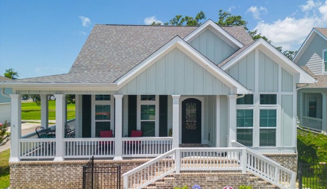 Coastal Comfort | 4BR Beach Retreat with Beach Views + ShortWalk to Shore!
