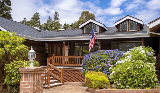 Coastal Hideaway - A luxurious vacation rental just minutes away from the beach!