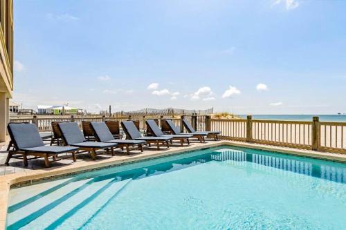 Colorful Beachfront Home wIncredible Views Free WiFi Central AC & More