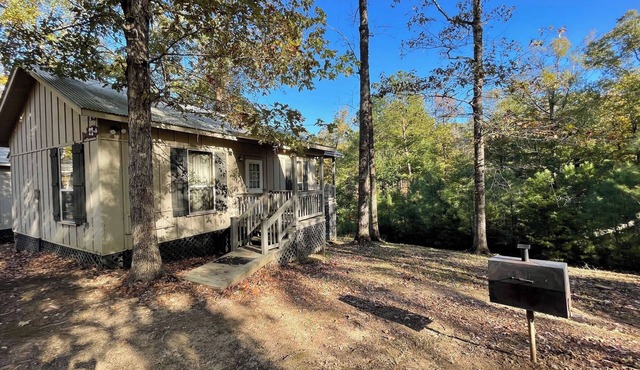 Comfortable 1-Bedroom Cabin with Full Kitchen, Vaulted Ceiling & Outdoor Space