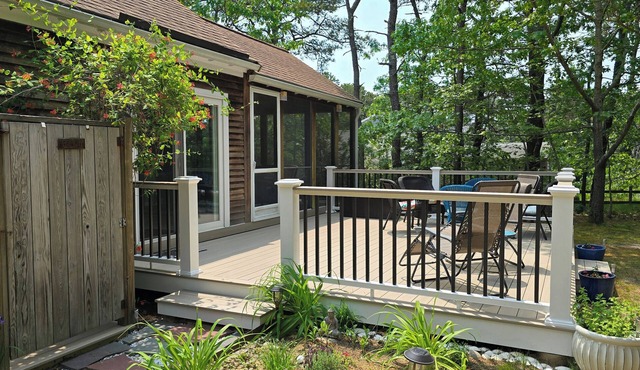 Comfortable 3BD-A/C, Screen Porch & Enclosed Outdoor Shower