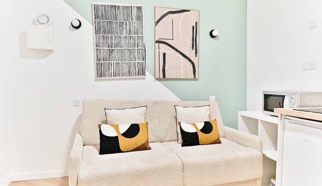 Comfortable air-conditioned studio apartment – close to the subway