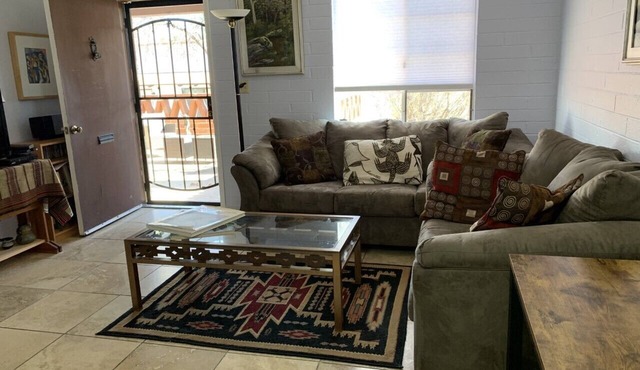 Comfortable and Quiet 2 Bedroom Villa Available with Patio and Laundry
