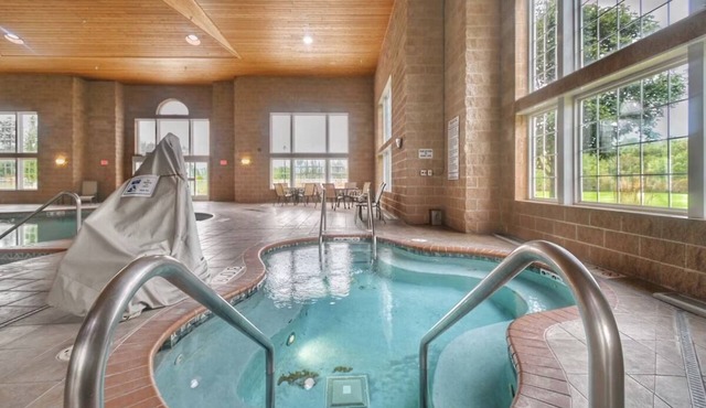Comfortable Island Escape! Pool, Outdoor Activities, & Free Parking!