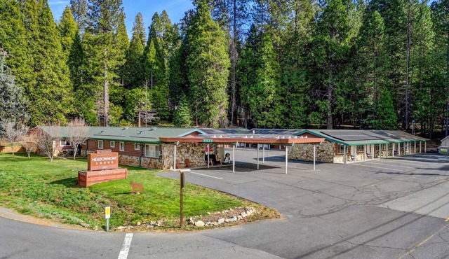 Comfortable Lodge Room 17 with Extra Amenities (queen, pet-friendly)