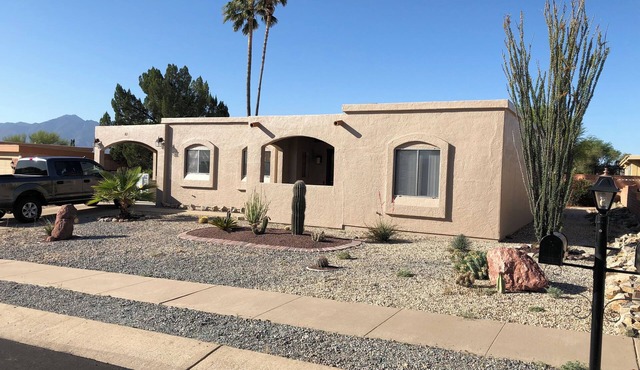 Comfortable relaxing 1300 sq. ft. Fully Equipped Green Valley Home with View
