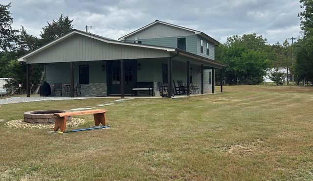 Comfortable retreat minutes away from MSU. Great for Game Days & Family Getaway