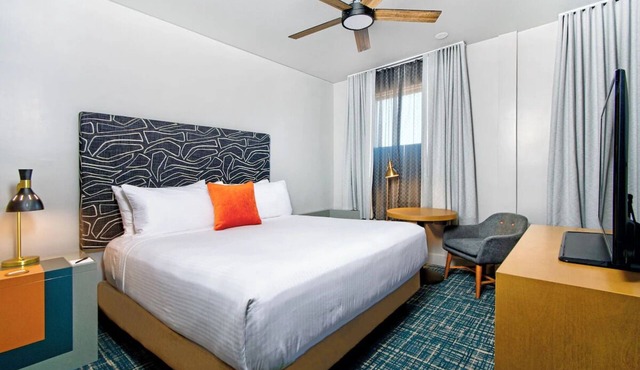 Comfortable Room with Rooftop Pool Access, Walk to SFMOMA & Yerba Buena