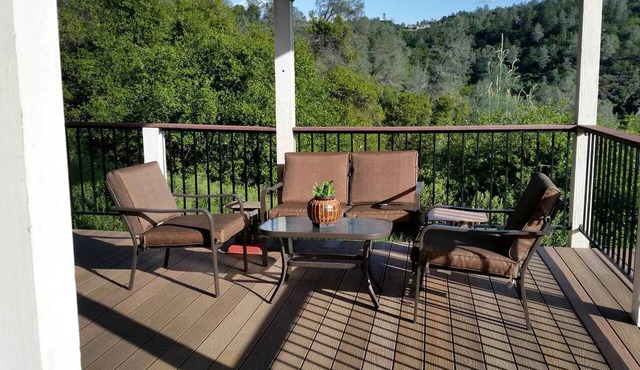 Comfortable Upper Floor Mountain Getaway in Penn Valley, California