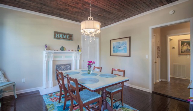 Comfy and Cozy 5 min walk to the Gulf in Historic District