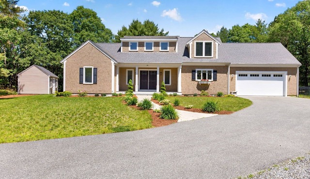 Contemporary 3BR House: New Furniture, AC, Hot Tub, 2Gbps Wi-Fi & Pet-Friendly