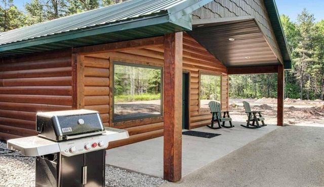 Contemporary dog-friendly cabins w/hot tub, fireplaces, patios, & W/D