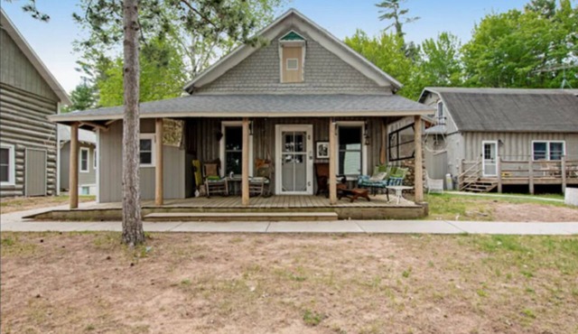 COOL 5br 2ba cabin on Catfish Lake, EAGLE RIVER CHAIN, covered porch, Beach
