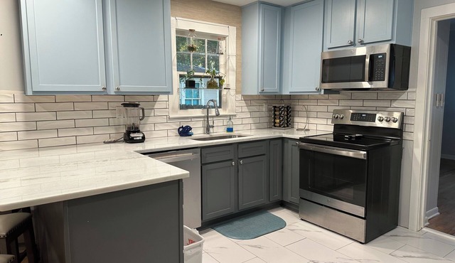 Cottage Downtown Foley/1 mi to Sports Complex/4 mi to OWA/11 mi to beach