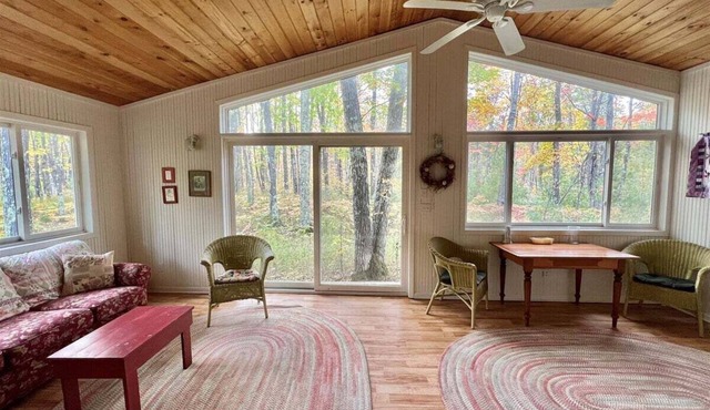 Cottage Nestled in the Woods - Stolen Oaks