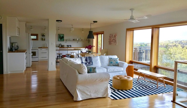 County Bliss, PEC - quiet, secluded home, picturesque view, 10 min from Picton