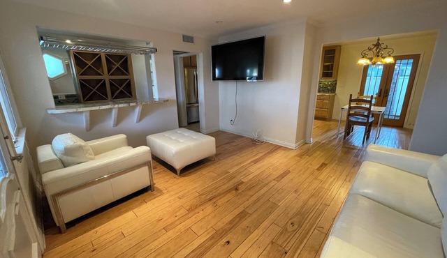 Cozy 1-bedroom apartment in delightful Santa Monica with AC, WiFi.