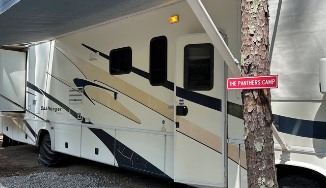 Cozy 1-bedroom campground with AC and WiFi in charming Petal!