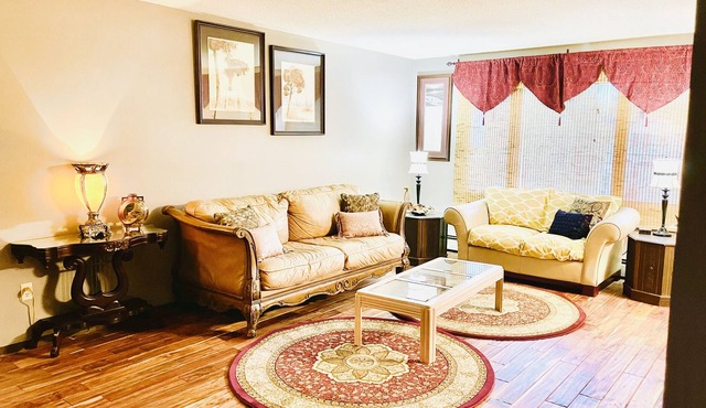 Cozy 2 Bdrm Apt Close to Downtown & Hospitals