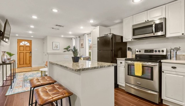 Cozy 2-Bed Retreat with a Spacious Yard!