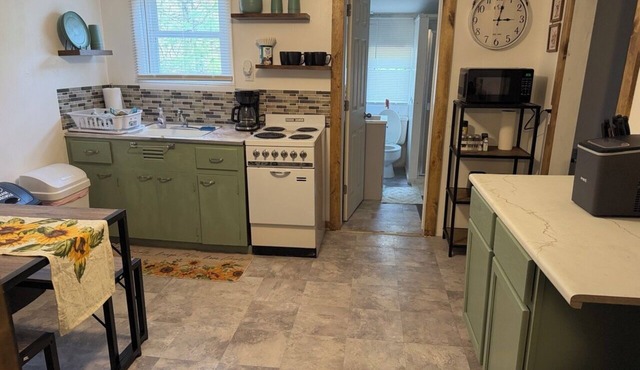 Cozy 2-bedroom cabin in delightful Arkdale with AC