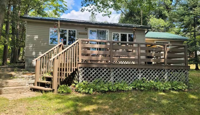 Cozy 2 bedroom cottage on lake!