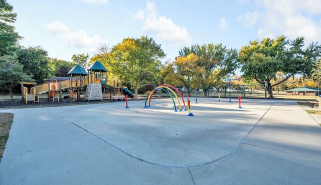 Cozy 3 bedroom Cabin- Close to splash pad
