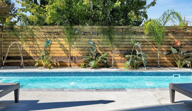 Cozy 3 Bedroom Hideaway in Hotel w/Pool Access near FQ