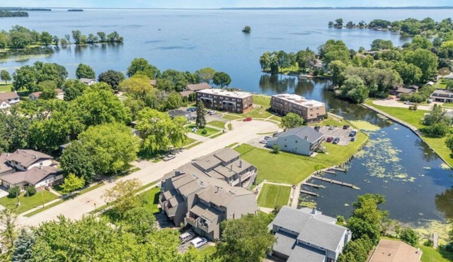 Cozy 3-br Oshkosh condo on Lake Winnebago canal. EAA, Lifest, XRoads