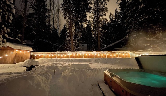 Cozy 3bdr Pet Friendly Cabin w/Fire-pit & Hot Tub – Walk to Slopes