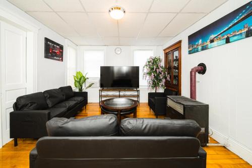 Cozy 3BR Worcester 1st-floor Apt, Pet-Friendly, Near Clark University, Free Parking 4-1