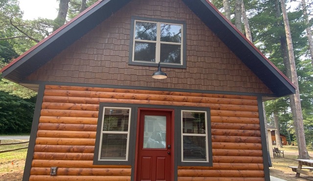 Cozy 4 season Cabin on Big Arbor Vitae Lake-Northwoods Sugar Shack