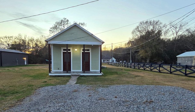Cozy and Clean Bayou Retreat on Highway 1 near Many Louisiana Attractions