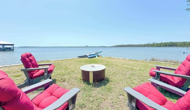 Cozy Bayfront Guest Cottage - Boat Friendly Dock!