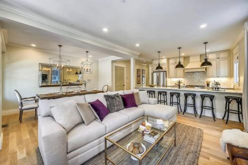 Cozy Boston Condo Near T