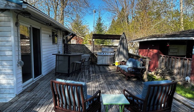 Cozy cabin in Roseneath with AC, a large yard and a pool.