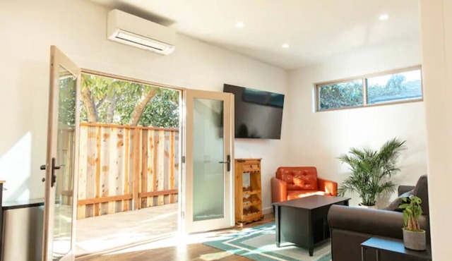 Cozy Casa. 1 mile from the beach/downtown.