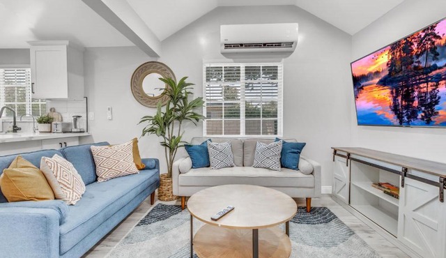 Cozy Charming Blue Cottage Retreat for Your Stay!