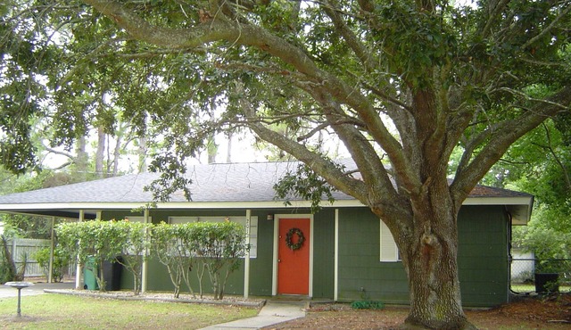 Cozy Cottage Close to Beach, Downtown and Casinos