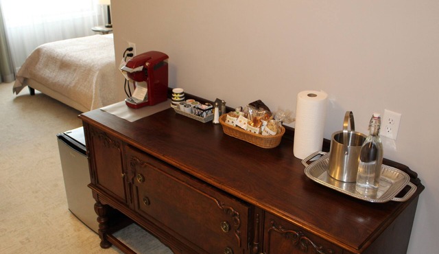 Cozy Deluxe Queen Room in welcoming Minneapolis Boutique Hotel