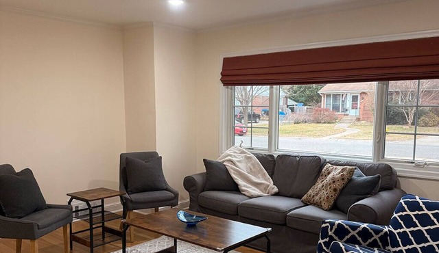 Cozy Expanded Rambler in Bethesda - Nature Retreat