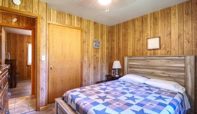 Cozy Farmhouse Cottage On Moose Lake