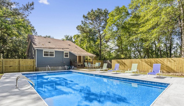 Cozy home just mins to everything! PRIVATE POOL!