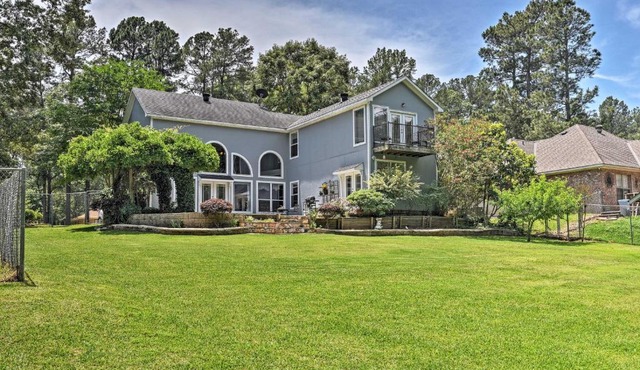 Cozy Lakefront Benton Home ~ 20 Mi to Shreveport!