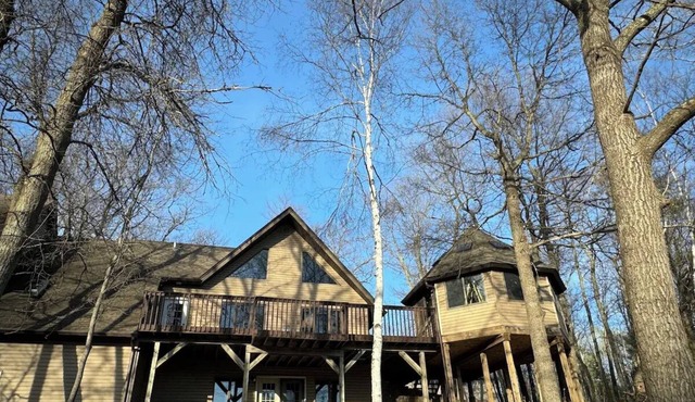 Cozy Lakefront Cabin, Hot Tub, Game Room, & Stunning Views