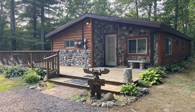 Cozy log home on 6 acres - Hayward