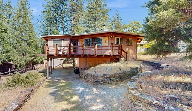 Cozy Octagonal Cabin - Dog-Friendly, w/Fireplace & Private W/D, & Deck