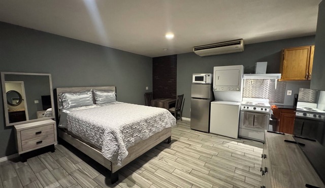 Cozy private Studio in a safe area of Las Vegas with WiFi, AC