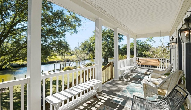 Cozy Raised Cottage Overlooking Beautiful Bayou Mallini
